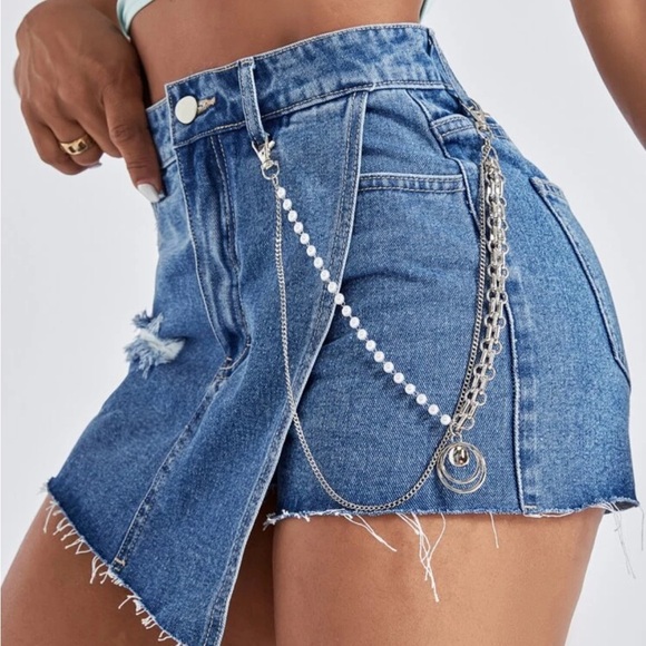 Shein | Raw Hem Ripped Chain Detail Denim Skort | Size 4 - Picture 4 of 8